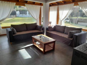 QUIME CHE. Casa con jardín, parrilla y cochera.
